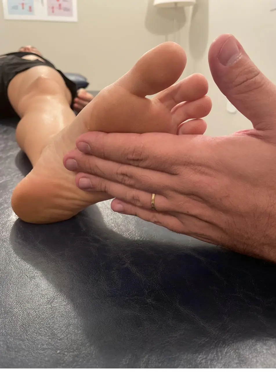 Contato manual sutil na região plantar, técnica do método SMT